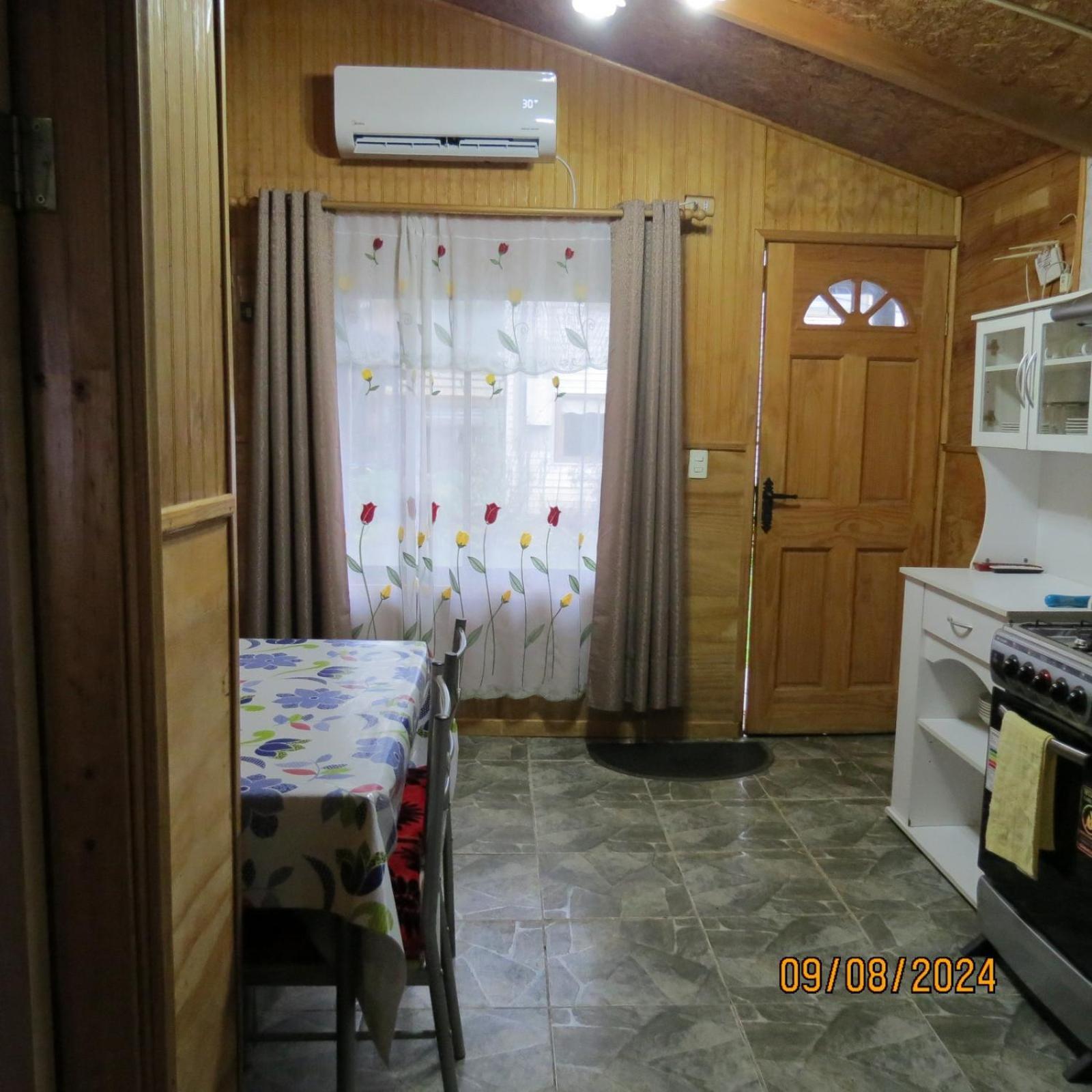 Hostal Y Cabanas Ventisquero Puerto Puyuguapi Ngoại thất bức ảnh
